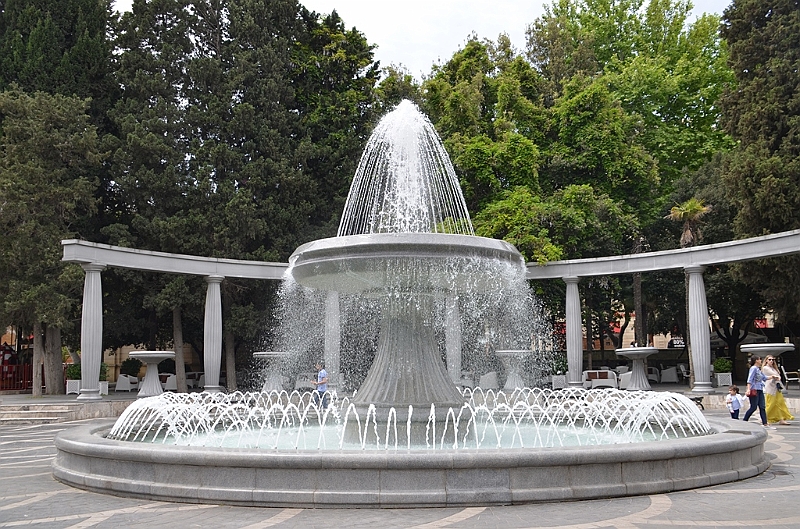 065_Azerbaijan_Baku_Fountains_Square.JPG