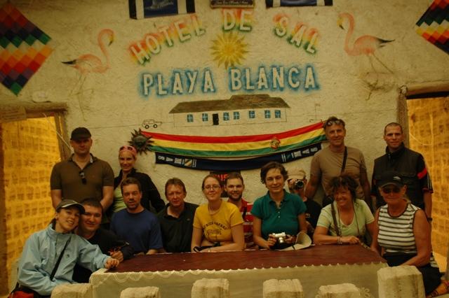 429_Bolivien_Salar_de_Uyuni_Salzhotel_Gruppe.JPG